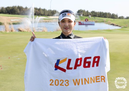 이예원이 9일 롯데스카이힐 제주CC에서 열린 KLPGA투어 롯데렌터카 여자오픈에서 생애 첫 우승을 차지한 뒤 우승자 타올을 들고 포즈를 취하고 있다. 사진제공 | KLPGA