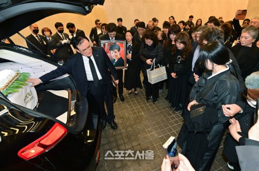 11일 서울 동작구 중앙대학교병원 장례식장에서 故 가수 현미의 발인이 진행되고 있다. 사진공동취재단