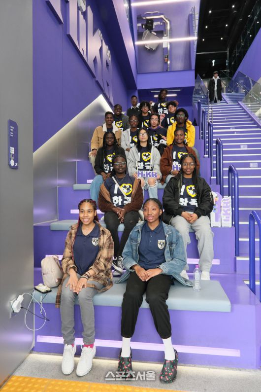 한국관광 홍보관 ‘하이커 그라운드’를 방문한 미 고교 수학여행단.  황철훈기자 color@sportsseoul.com