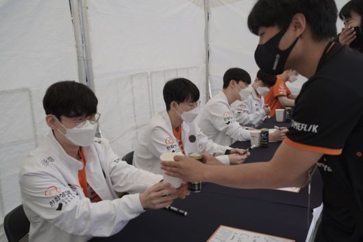 한화생명e스포츠 선수들이 23일 대전 한화 이글스파크에서 열린 ‘한화생명e스포츠 데이’ 행사에서 팬 사인회를 진행하고 있다. 제공 | 한화생명e스포츠