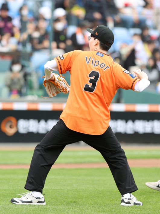 ‘바이퍼’ 박도현이 23일 대전 한화 이글스 파크에서 열린 ‘한화생명e스포츠 데이’에서 시구를 하고 있다. 제공 | 한화 이글스