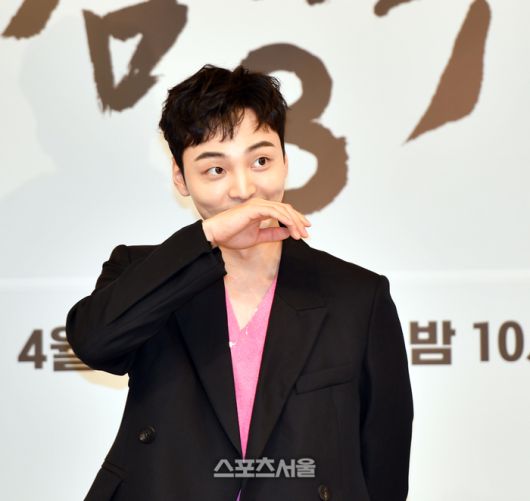 배우 김민재가 26일 목동SBS에서 열린 16부작드라마 ‘낭만닥터 김사부3’ 제작발표회 무대에 올라 포토타임을 갖고 있다.  강영조기자 kanjo@sportsseoul.com