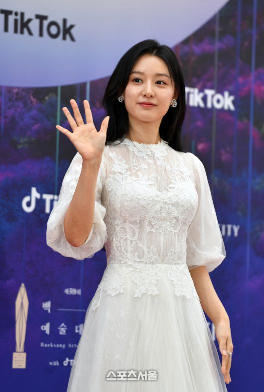 [포토]‘수상의 기쁨도 함께 했으면’ 백상예술대상 김지원