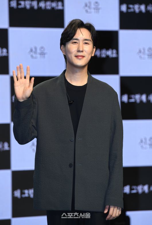 가수 신유가  2일 서울 강남구에서 진행된 신곡 ‘왜 그렇게 사셨어요’ 발표 기념 쇼케이스에서 취재진을 향해 포즈를 취하고 있다.  박진업기자 upandup@sportsseoul.com