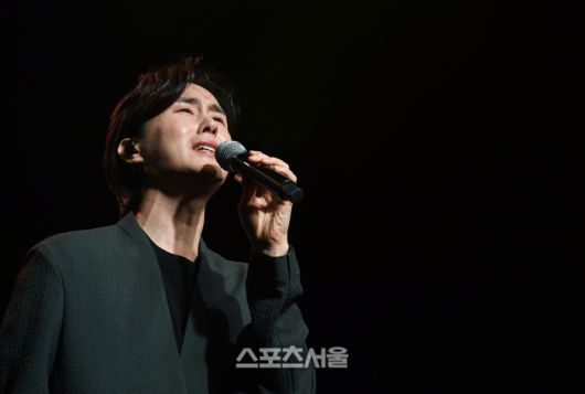 가수 신유가 2일 서울 강남구에서 진행된 신곡 ‘왜 그렇게 사셨어요’ 발표 기념 쇼케이스에서 열정적인 무대를 선보이고 있다. 박진업기자 upandup@sportsseoul.com