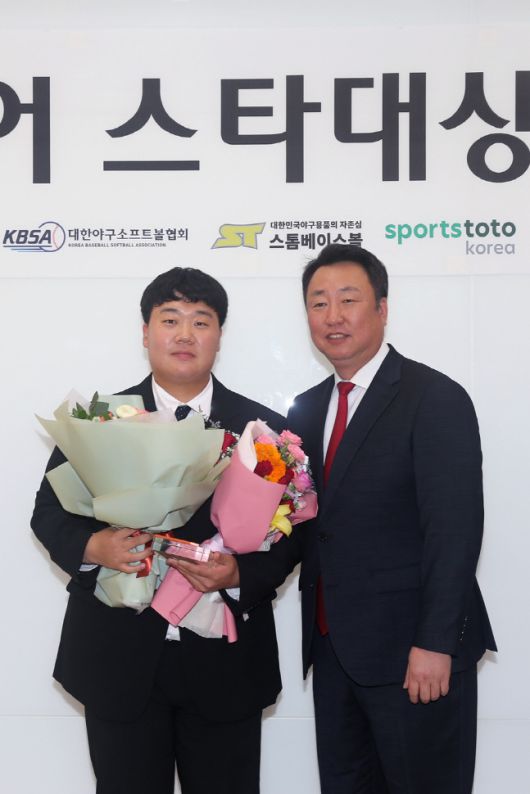 경남고 포수 김범석(왼쪽)이 2022년 11월 24일 잠실구장에서 열린 2022 아마추어 스타대상 시상식에서 대상을 받고 차명석 단장과 기념 촬영을 하고 있다. 제공 | LG 트윈스