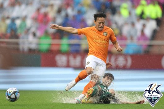 포항 고영준(위쪽)이 29일 전북전에서 돌파를 시돟고 있다. 제공 | 한국프로축구연맹