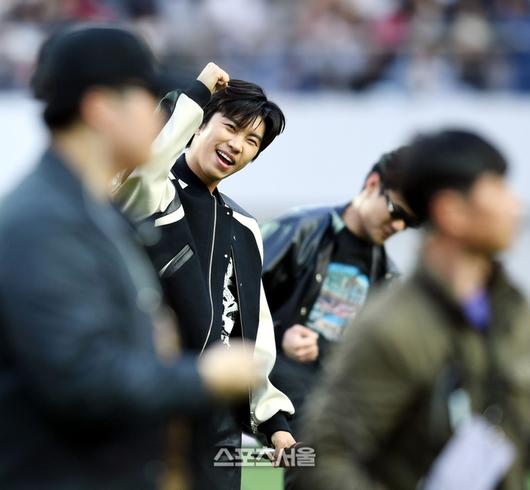 임영웅이 지난 4월 8일 서울 월드컵경기장에서 열린 K리그1 FC서울과 대구FC와 경기에 하프타임에 공연을 마치고 나오며 화이팅을 외치고 있다. 최승섭기자 thunder@sportsseoul.com