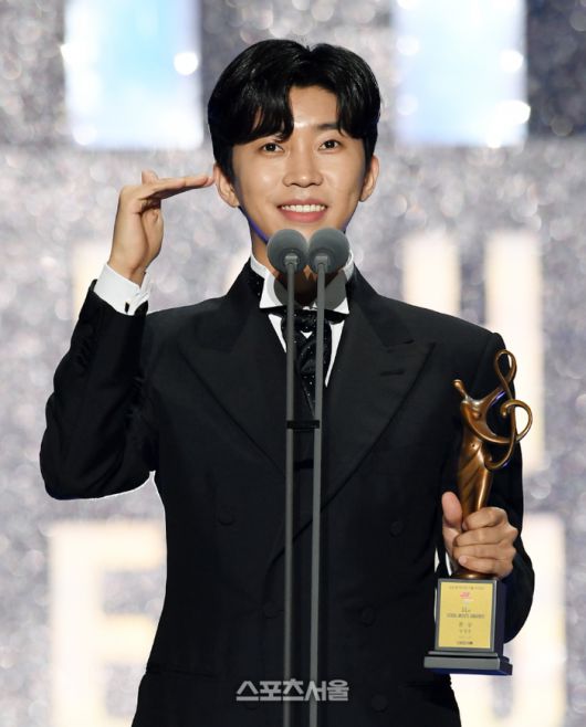 가수 임영웅이 지난해 1월 제31회 하이원 서울가요대상에서 본상을 수상한 뒤 미소짓고 있다. 박진업기자 upandup@sportsseoul.com