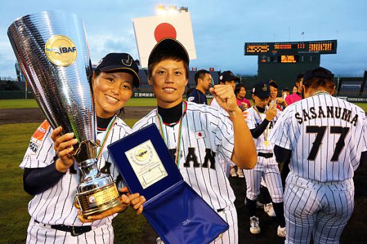 나카시마 리사 감독(왼쪽)이 사토 아야미(가운데)와 지난 2014년 일본 미야자키에서 열린 미국과 여자야구월드컵에서 우승한 뒤 기념 촬영을 하고 있다. 게티이미지.