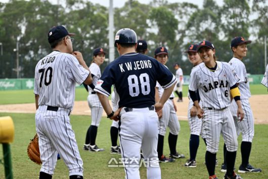 대표팀 정근우 코치(가운데)가 일본 여자야구 대표팀과 인사를 하고 있다. 람틴(홍콩) | 황혜정기자. et16@sportsseoul.com