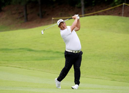 백석현이 8일 경남 양산에 있는 에이원CC에서 열린 제66회 KPGA 선수권대회 1라운드에서 아이언 샷하고 있다. 사진제공 | KPGA