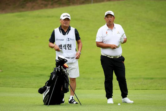백석현(오른쪽)이 8일 에이원CC에서 열린 제66회 KPGA 선수권대회에서 캐디로 나선 후원사 대표와 대화를 나누고 있다. 사진제공 | KPGA