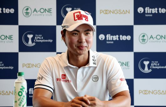 이형준이 8일 에이원CC에서 열린 제66회 KPGA 선수권대회 1라운드를 공동 선두로 마친 뒤 밝은 표정으로 인터뷰하고 있다. 사진제공 | KPGA
