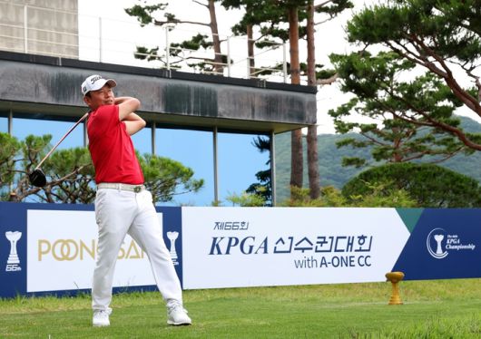 신용진이 에이원CC 10번홀에서 KPGA 선수권대회를 치르고 있다. 사진제공 | KPGA