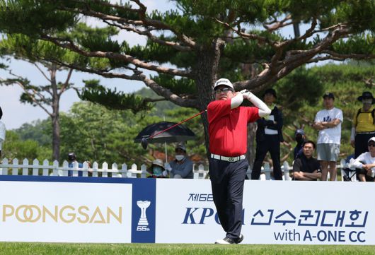 74세8개월17일로 코리안투어 최고령 기록을 새로 쓴 최윤수가 KPGA 선수권대회에 출전해 티샷하고 있다. 사진제공 | KPGA