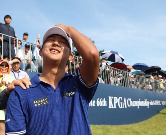 최승빈이 11일 경남 양산에 있는 에이원CC에서 열린 제66회 KPGA 선수권대회에서 극적인 우승을 따낸 뒤 기뻐하고 있다. 사진제공 | KPGA