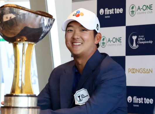 최승빈이 11일 경남 양산에 있는 에이원CC에서 열린 제66회 KPGA 선수권대회에서 극적인 우승을 따낸 뒤 기자회견하고 있다. 사진제공 | KPGA