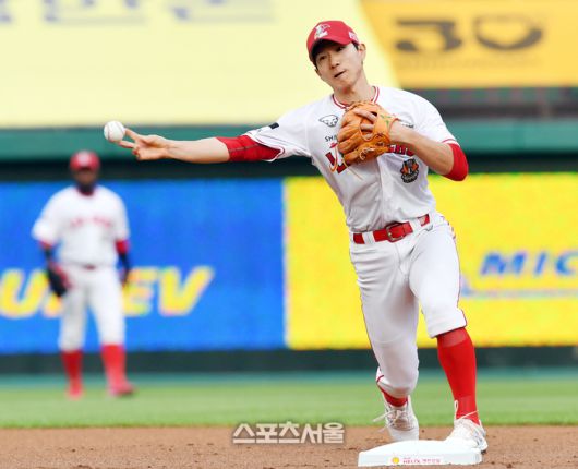 SSG 유격수 박성한이 5월24일 인천SSG랜더스필드에서 열린 2023 KBO리그 LG전에서 1회초 문성주의 땅볼을 처리하고 있다. 문학 | 강영조기자 kanjo@sportsseoul.com