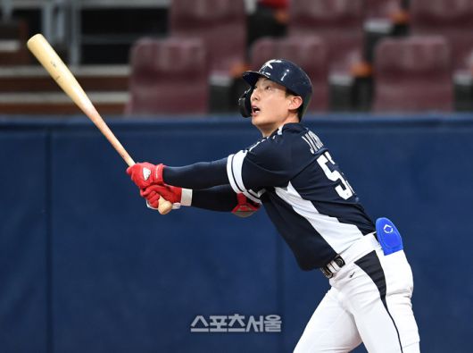 WBC 대표팀의 최지훈이 3월3일 고척스카이돔에서 진행된 SSG 2군과 연습 경기에서 힘차게 타격을 하고 있다. 고척 | 박진업기자 upandup@sportsseoul.com