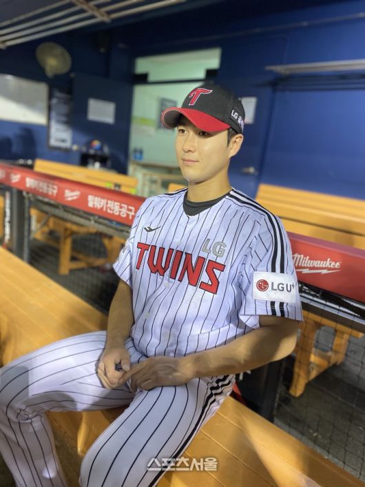 백승현이 14일 잠실 삼성전에서 첫 세이브를 올린 후 취재진과 인터뷰하고 있다. 잠실 | 윤세호기자 bng7@sportsseoul.com