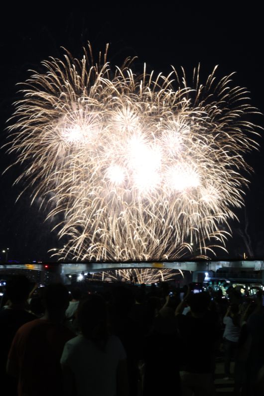 17일 오후 방탄소년단(BTS)의 데뷔 10주년 기념 축제(BTS 10th 애니버서리 페스타) 불꽃쇼가 여의도 한강공원의 밤하늘을 화려하게 수놓고 있다. 제공 | 연합뉴스