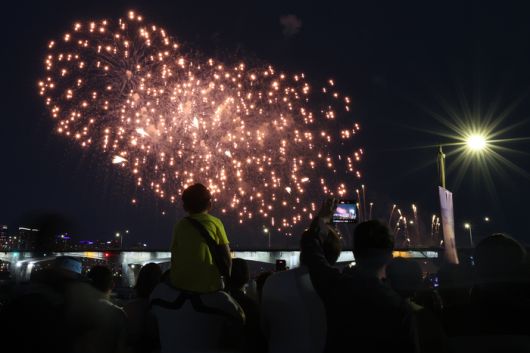 17일 오후 방탄소년단(BTS)의 데뷔 10주년 기념 축제(BTS 10th 애니버서리 페스타) 불꽃쇼가 여의도 한강공원의 밤하늘을 화려하게 수놓고 있다. 제공 | 연합뉴스