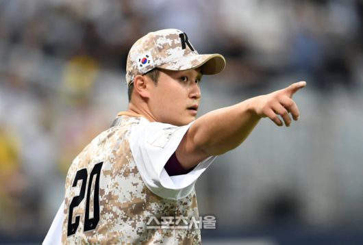 키움 최원태가 8일 고척스카이돔에서 열린 2023 KBO리그 LG전에 선발 등판해 4회초 호수비를 선보인 김혜성을 향해 고마움을 표하고 있다. 고척| 박진업기자 upandup@sportsseoul.com