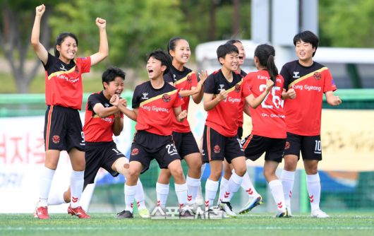 충남 강경여중 선수들이 22일 경남 합천 황강군민체육공원에서 열린 ‘웰니스 힐링명품도시 합천에서 펼쳐지는 제31회 여왕기 전국여자축구대회’ 중등부 설봉중과 8강 경기 승부차기에서 골키퍼 김시현의 선방에 환호하고 있다. 2023.06.22. 합천 | 박진업기자 upandup@sportsseoul.com