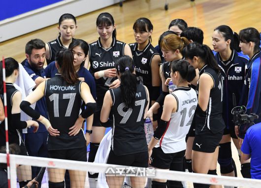 한국 여자배구 대표팀 세자르 에르난데스 곤잘레스 감독(맨 왼쪽)이 27일 서수원칠보체육관에서 열린 2023 수원 발리볼네이션스리그 불가리아와 경기에서 선수들에게 이야기를 하고 있다. 2023. 6. 27. 수원 | 박진업기자 upandup@sportsseoul.com