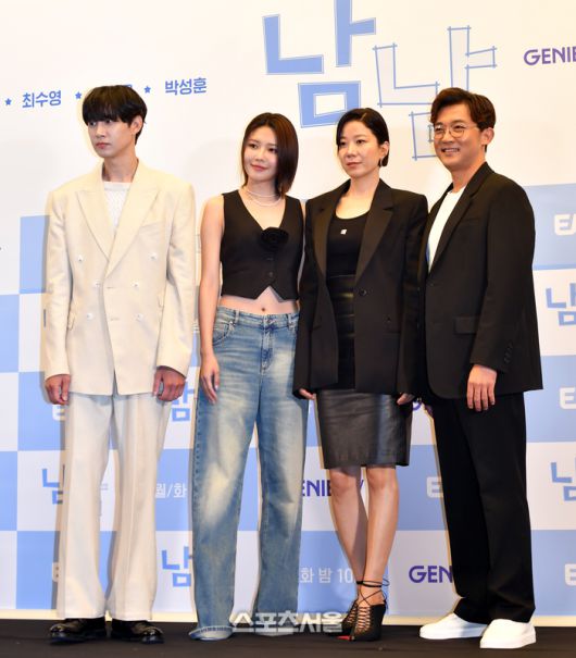 배우 박성훈, 최수영, 전혜진, 안재욱과 이민우 감독이  17일 서울 상암동 스탠포드 호텔에서 열린 지니 TV 오리지널 코믹트라마 ‘남남’ 제작발표회 무대에 올리 포토타임에 임하고 있다. 강영조기자 kanjo@sportsseoul.com