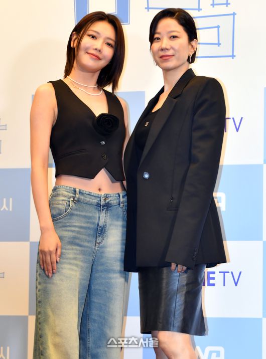 배우 전혜진과 최수영이  17일 서울 상암동 스탠포드 호텔에서 열린 지니 TV 오리지널 코믹트라마 ‘남남’ 제작발표회 무대에 올리 포토타임에 임하고 있다. 강영조기자 kanjo@sportsseoul.com