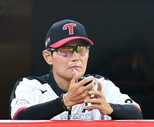 LG 염경엽 감독이 28일 인천SSG랜더스필드에서 열린 2023 프로야구 SSG랜더스와 LG트윈스의 경기를 지휘하고 있다.2023.06.28.문학 | 강영조기자 kanjo@sportsseoul.com