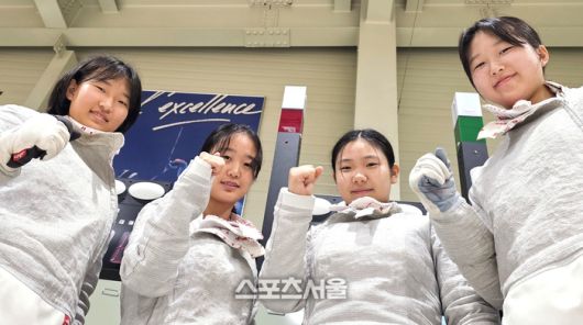 인천 연화중 펜싱 여자 사브르 선수들이 포즈를 취하고 있다. 인천체고가 여자 사브르부를 폐지하기로 결정해 3학년들은 진학을 포기해야 할 위기에 처했다. 1학년들 역시 펜싱을 그만두거나 다른 지역으로 전학을 고민 중이다. 인천은 펜싱 여자 사브르 명맥이 끊어진다. 왼쪽부터 문예영(3) 김영현(1) 신혜령(1) 조채령(3). 인천 | 장강훈기자 zzang@sportsseoull.com