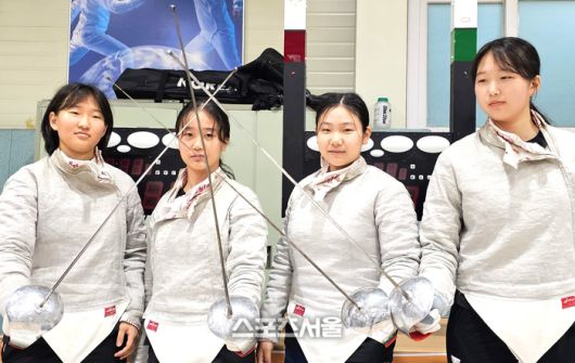 인천 연화중 펜싱 여자 사브르 선수들이 포즈를 취하고 있다. 인천체고가 여자 사브르부를 폐지하기로 결정해 3학년들은 진학을 포기해야 할 위기에 처했다. 1학년들 역시 펜싱을 그만두거나 다른 지역으로 전학을 고민 중이다. 인천은 펜싱 여자 사브르 명맥이 끊어진다. 왼쪽부터 문예영(3) 김영현(1) 신혜령(1) 조채령(3). 인천 | 장강훈기자 zzang@sportsseoull.com