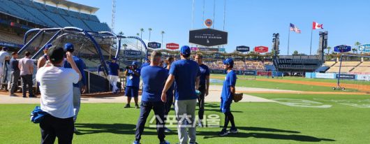 류현진이 다저스 직원들과 만나고 있다.