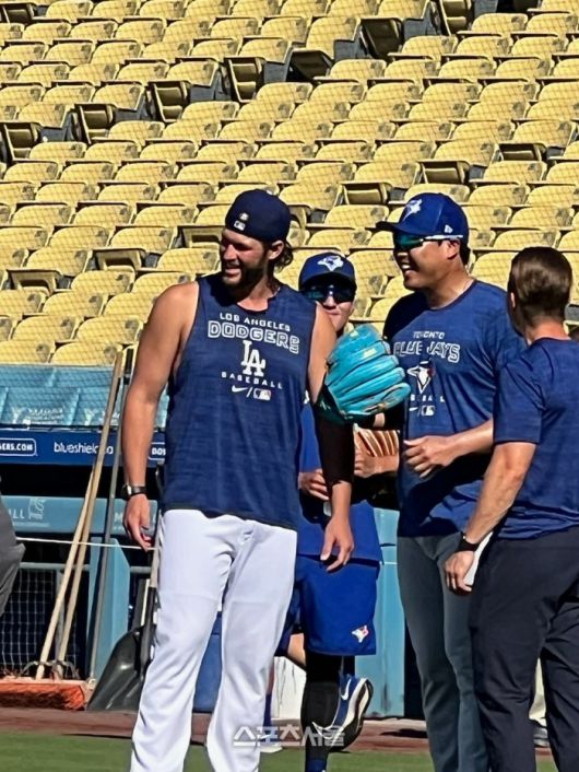 26일 경기 전 옛 동료 클레이튼 커셔와 만나 환하게 웃고 있다. 사진=문상열전문기자