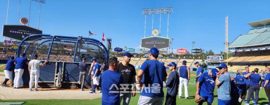 토론토 블루제이스 동료 기구치 유세이와 다저스 트레이너 나카지마 요스케와 얘기를 나누는 류현진.