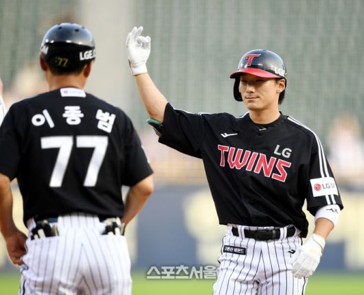 LG 신민재가 28일 잠실야구장에서 열린 2023 KBO리그 두산과 경기 2회초 2사1루 안타를 친 후 세리머니를 하고 있다. 2023. 7. 28.잠실 | 최승섭기자 thunder@sportsseoul.com