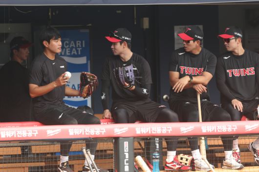 LG 외야수 최승민(왼쪽)이 잠실구장 훈련에서 처음으로 마주한 동료들과 대화하고 있다.  사진 | LG 트윈스