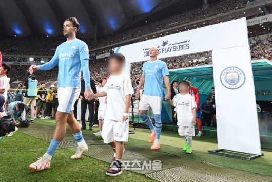 맨체스터 시티의 잭 글릴리시(왼쪽)와 엘링 홀란이 30일 서울월드컵경기장에서 열린 쿠팡플레이 시리즈 아틀레티코 마드리드와 경기에 앞서 그라운드에 입장하고 있다. 2023. 7. 30. 박진업기자 upandup@sportsseoul.com