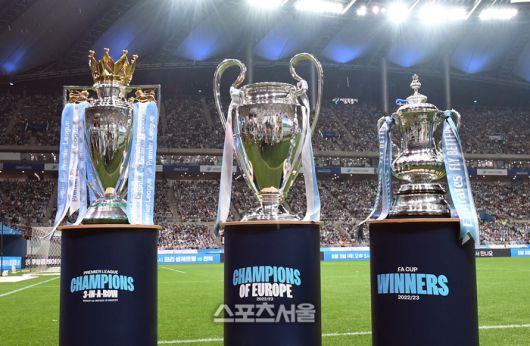 30일 서울월드컵경기장에서 열린 쿠팡플레이 시리즈 맨체스터 시티와 아틀레티코 마드리드와 경기에 앞서 지난 시즌 트레블을 달성한 맨체스터 시티의 우승 트로피가 공개되고 있다. 2023. 7. 30. 박진업기자 upandup@sportsseoul.com