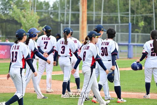 여자야구 대표팀이 9일 홍콩전에서 8-9로 역전패 당한 뒤 힘없이 걸음을 옮기고 있다. 선더베이(캐나다) | 황혜정기자. et16@sportsseoul.com