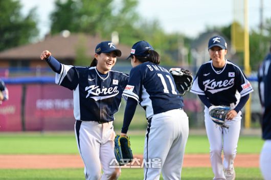 투수 김보미가 캐나다전 1회를 무실점으로 막자 내야수 박소연(왼쪽)을 안아주며 격려하고 있다. 선더베이(캐나다) | 황혜정기자. et16@sportsseoul.com