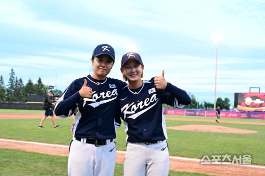 김보미(왼쪽)와 신누리가 ‘2024 여자야구 월드컵’ 캐나다전을 마치고 기념 촬영을 하고 있다. 선더베이(캐나다) | 황혜정기자. et16@sportsseoul.com