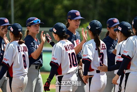 대한민국 대표팀 선수들보다 머리 하나는 더 큰 미국 여자야구 선수들. 선더베이(캐나다) | 황혜정기자. et16@sportsseoul.com