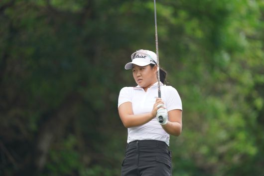 송지민이 드라이버 티샷 후 타구를 바라보고 있다. 사진 | 크라우닝
