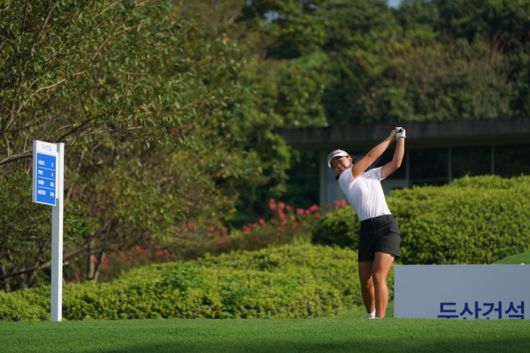 송지민인 테디밸리 골프&리조트에서 열린 KLPGA투어 두산건설 위브 챔피언십에서 티샷하고 있다. 사진 | 크라우닝