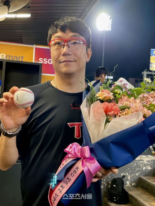 KIA 양현종이 최다 선발 164승을 세운 뒤 기념구와 함께 포즈를 취하고 있다. 문학 | 황혜정기자. et16@sportsseoul.com