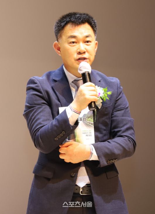 지난 7월1일 정읍연지아트홀에서 개최된 한반도 2050 탄소중립 가능한가? 를 주제로 집필한 ‘김상민 간다’ 책 출판기념회에서 김상민 위원장이 인사말을 하고 있다.  이 자리에는  이학수 정읍시장, 우범기 전주시장, 권익현 부안군수, 황인홍 무주군수, 최영일 순창군수, 최무열 한국임업후계자중앙협회장, 최상태 한국임업후계자 경북도지회장, 김봉운 전북도지회장, 백승우 전북대 농생명학장, 조가옥 전북대교수, 강순후 한국4-H전북본부회장, 이형관 한국대학배드민턴연맹회장과 시민 등 300여명이 참석해서 김상민 위원장을 축하했다. 더불어민주당 송갑석 최고위원, 윤준병 국회의원, 우상호 국회의원, 신정훈 전남도당위원장, 김두관 경남도당위원장, 안호영 국회의원, 이원택 국회의원, 양정숙 국회의원, 한병도 전북도당위원장, 위성곤 제주도당위원장 등이 영상, 축전 메시지로 축하했다.  사진|김상민